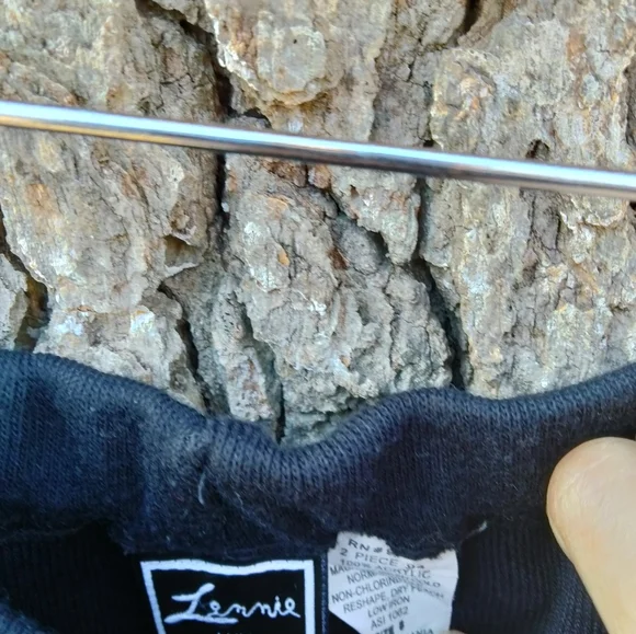 ⬇️ Price Drop!⬇️ Lennie LNY New York Sweater skirt in size 8. - Picture 4 of 4